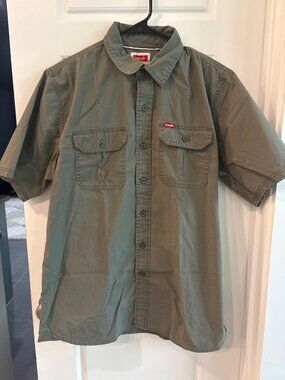 Wrangler Men's M Olive Green Short Sleeve Button Up Work Shirt Western Utility